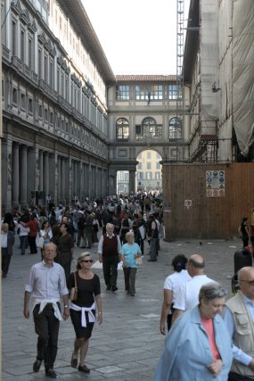 Tourists at the Galleria degli Uffizi