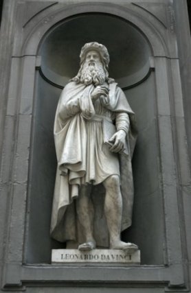 Statue of Leonardo DaVinci at the Galleria degli Uffizi