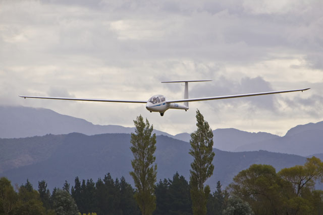 DG-1000 landing, Masterton, New Zealand